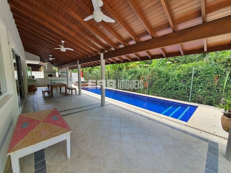 Linda casa com piscina e espaço gourmet. Acomodações para 11