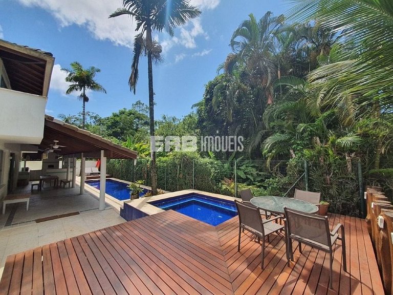 Linda casa com piscina e espaço gourmet. Acomodações para 11