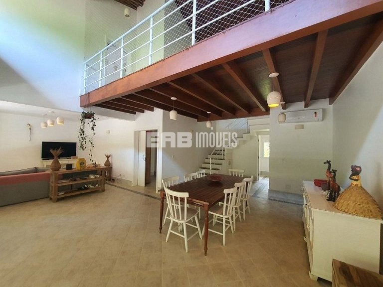 Linda casa com piscina e espaço gourmet. Acomodações para 11