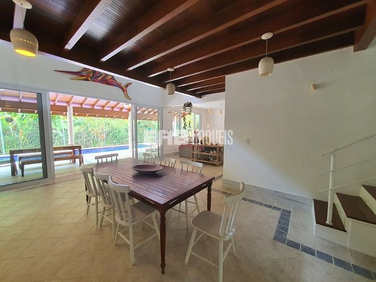 Linda casa com piscina e espaço gourmet. Acomodações para 11