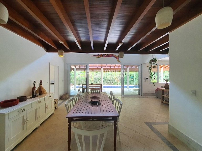 Linda casa com piscina e espaço gourmet. Acomodações para 11