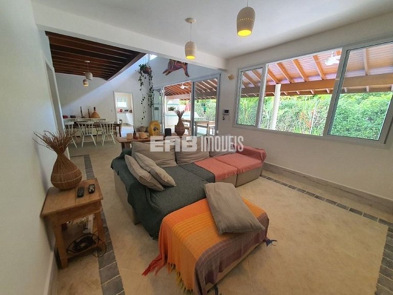 Linda casa com piscina e espaço gourmet. Acomodações para 11