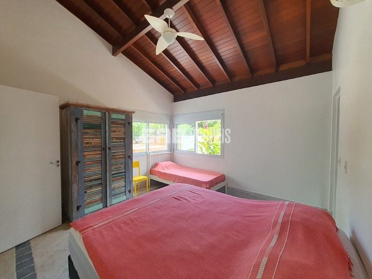 Linda casa com piscina e espaço gourmet. Acomodações para 11