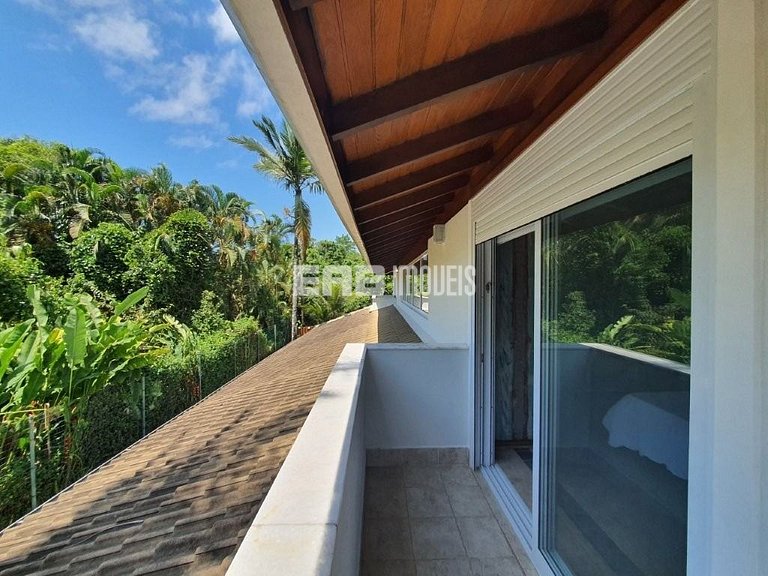 Linda casa com piscina e espaço gourmet. Acomodações para 11