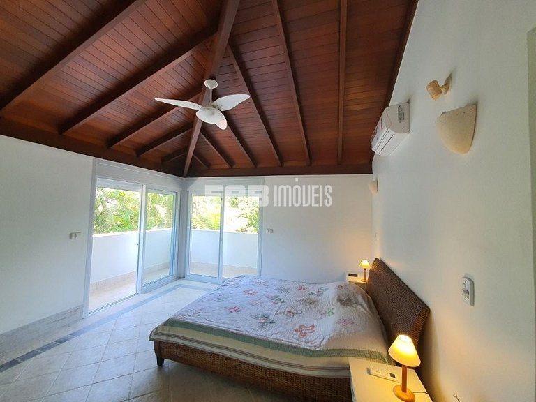 Linda casa com piscina e espaço gourmet. Acomodações para 11