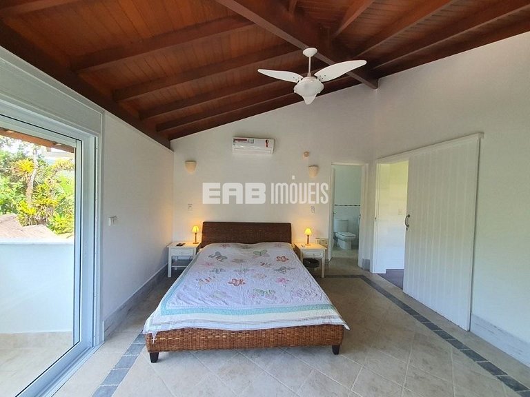 Linda casa com piscina e espaço gourmet. Acomodações para 11