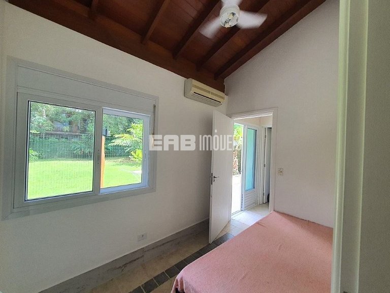 Linda casa com piscina e espaço gourmet. Acomodações para 11