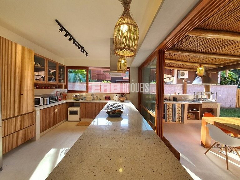 Casa moderna com 4 suítes e piscina em Itamambuca