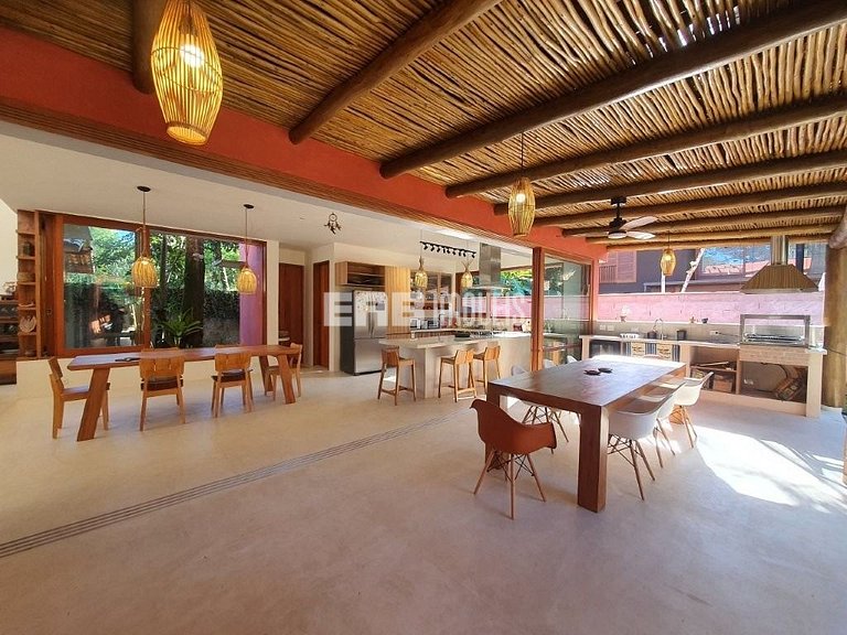 Casa moderna com 4 suítes e piscina em Itamambuca