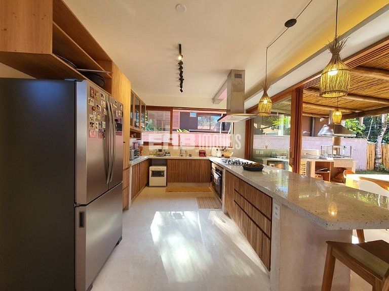 Casa moderna com 4 suítes e piscina em Itamambuca