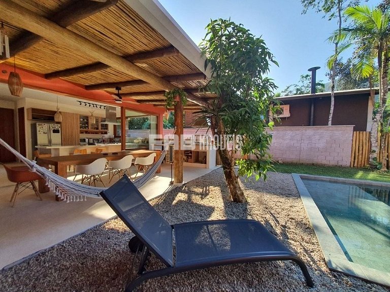 Casa moderna com 4 suítes e piscina em Itamambuca