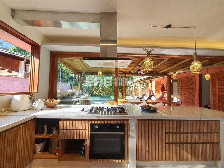 Casa moderna com 4 suítes e piscina em Itamambuca