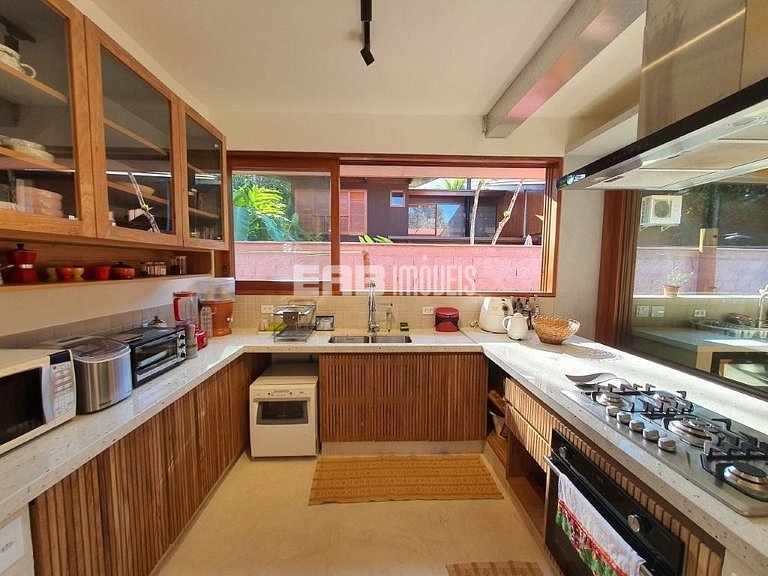 Casa moderna com 4 suítes e piscina em Itamambuca