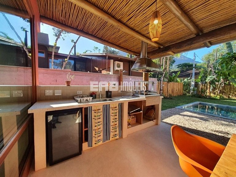 Casa moderna com 4 suítes e piscina em Itamambuca