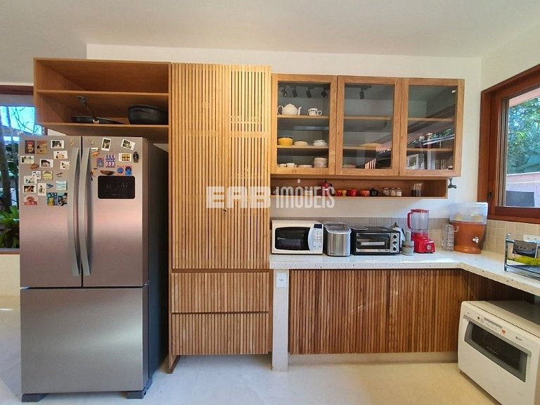 Casa moderna com 4 suítes e piscina em Itamambuca