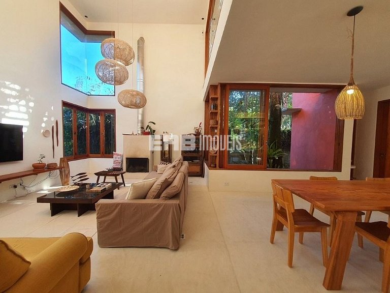 Casa moderna com 4 suítes e piscina em Itamambuca