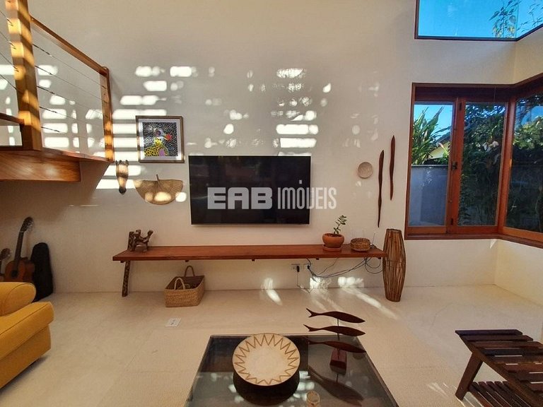 Casa moderna com 4 suítes e piscina em Itamambuca