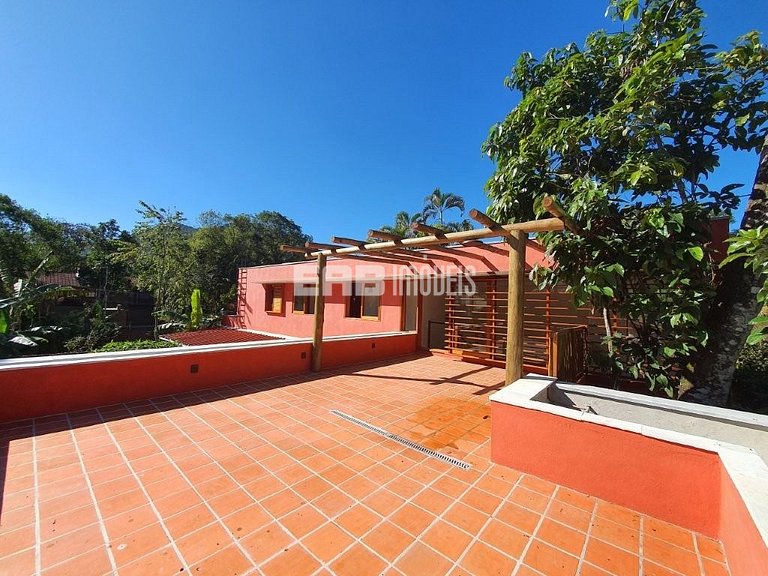 Casa moderna com 4 suítes e piscina em Itamambuca