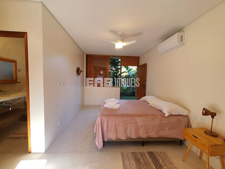 Casa moderna com 4 suítes e piscina em Itamambuca