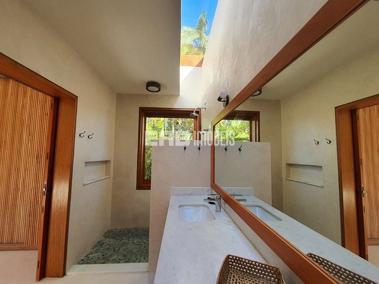 Casa moderna com 4 suítes e piscina em Itamambuca