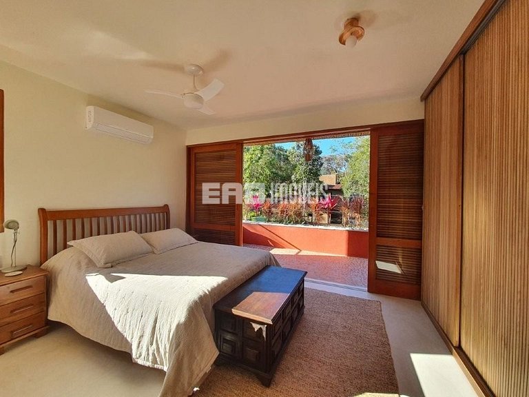 Casa moderna com 4 suítes e piscina em Itamambuca