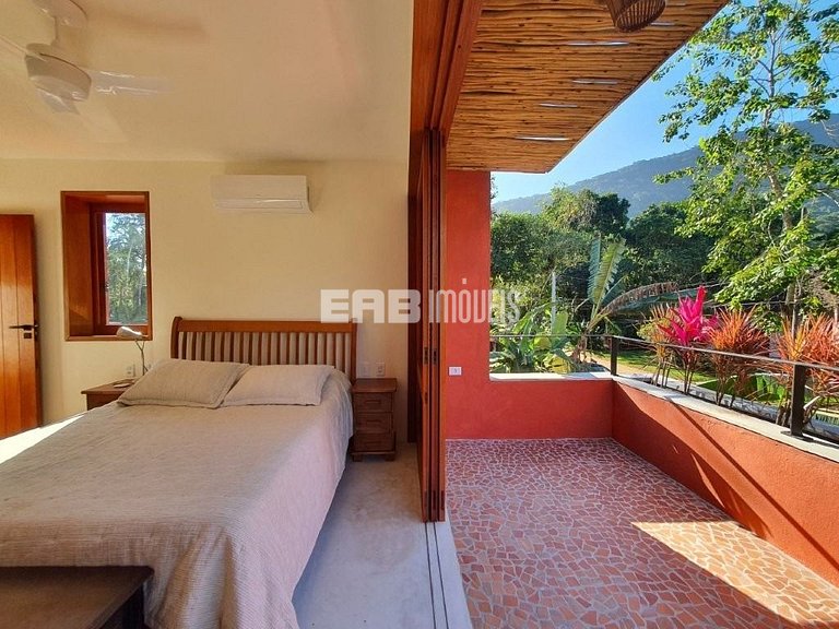 Casa moderna com 4 suítes e piscina em Itamambuca