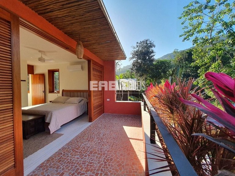 Casa moderna com 4 suítes e piscina em Itamambuca