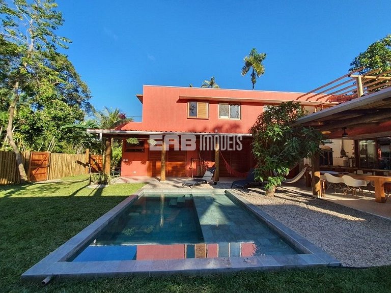 Casa moderna com 4 suítes e piscina em Itamambuca