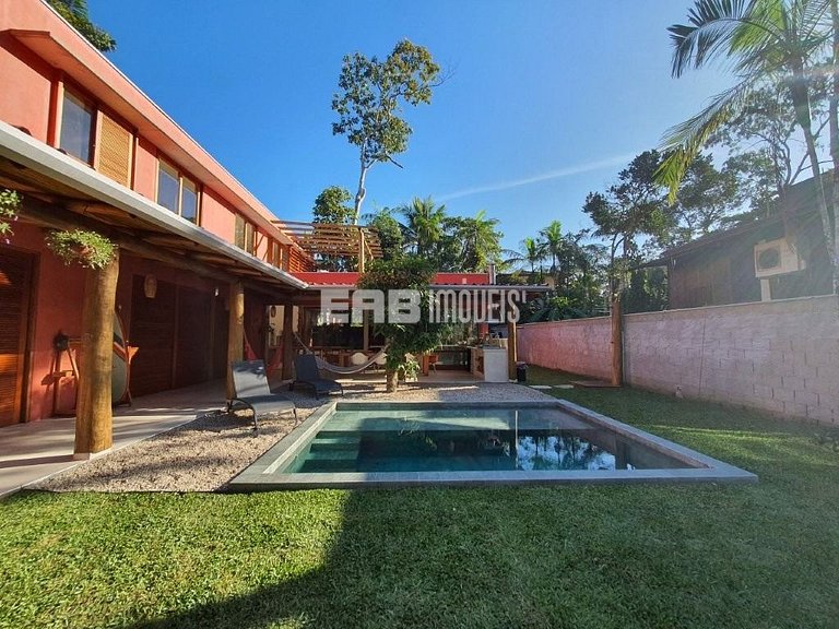 Casa moderna com 4 suítes e piscina em Itamambuca