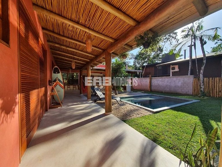 Casa moderna com 4 suítes e piscina em Itamambuca