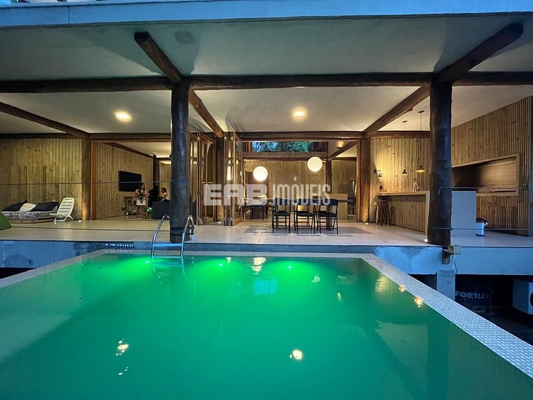 Casa com piscina e 4 suítes em Itamambuca