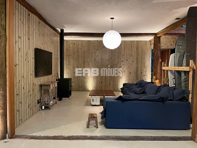 Casa com piscina e 4 suítes em Itamambuca