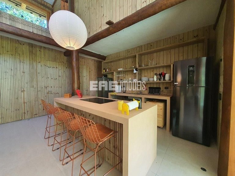 Casa com piscina e 4 suítes em Itamambuca