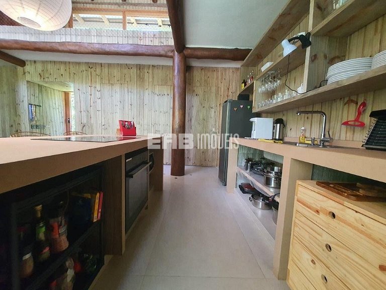 Casa com piscina e 4 suítes em Itamambuca