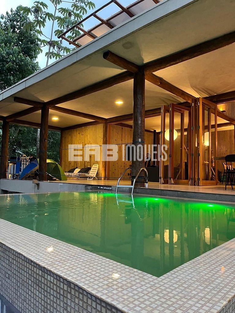 Casa com piscina e 4 suítes em Itamambuca