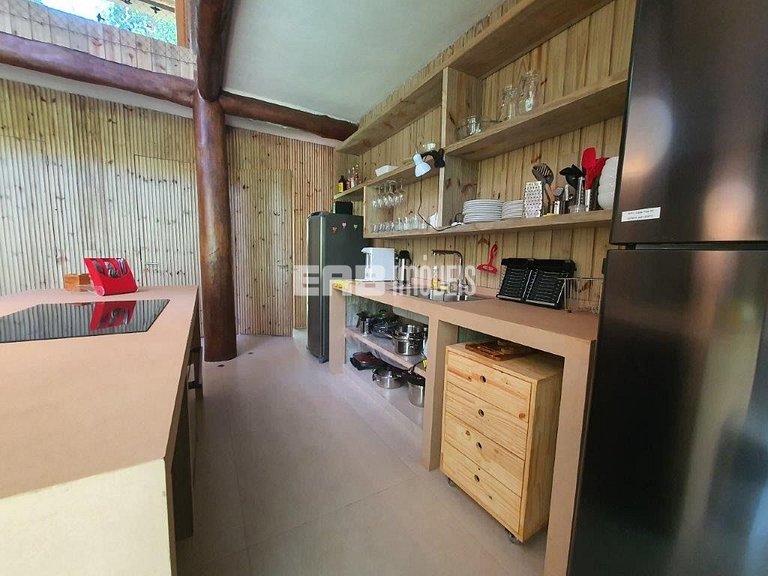 Casa com piscina e 4 suítes em Itamambuca