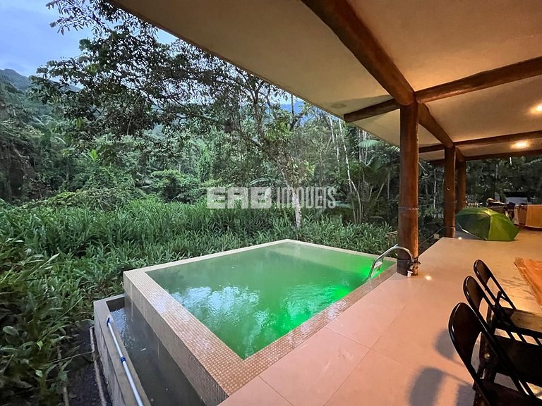Casa com piscina e 4 suítes em Itamambuca