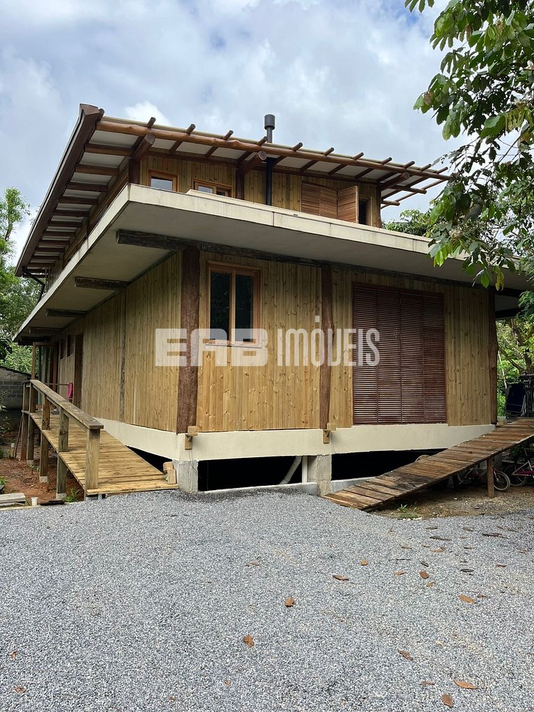 Casa com piscina e 4 suítes em Itamambuca