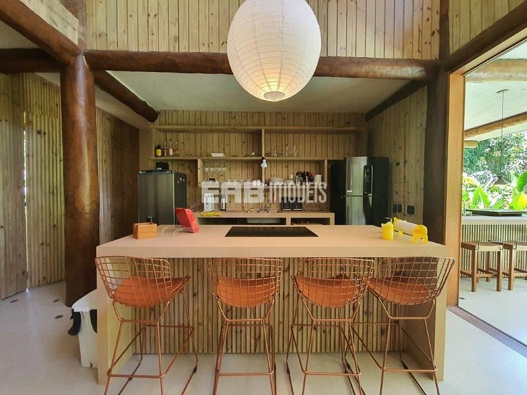 Casa com piscina e 4 suítes em Itamambuca