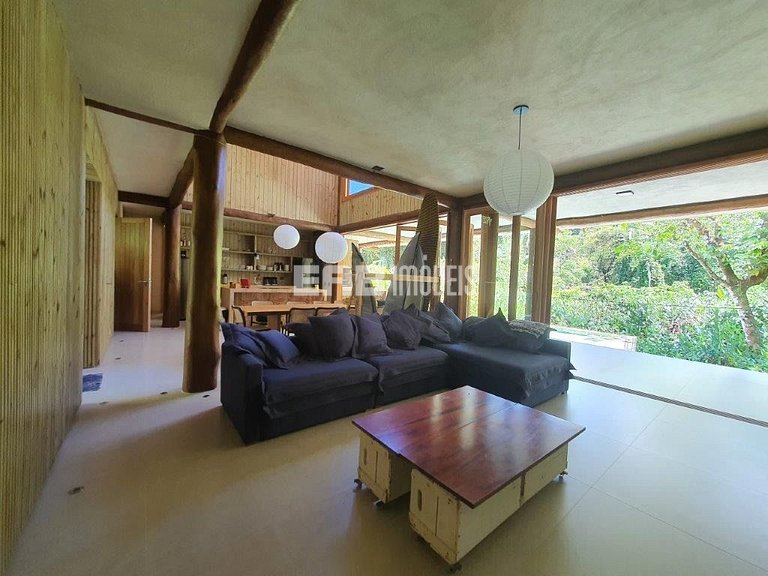 Casa com piscina e 4 suítes em Itamambuca