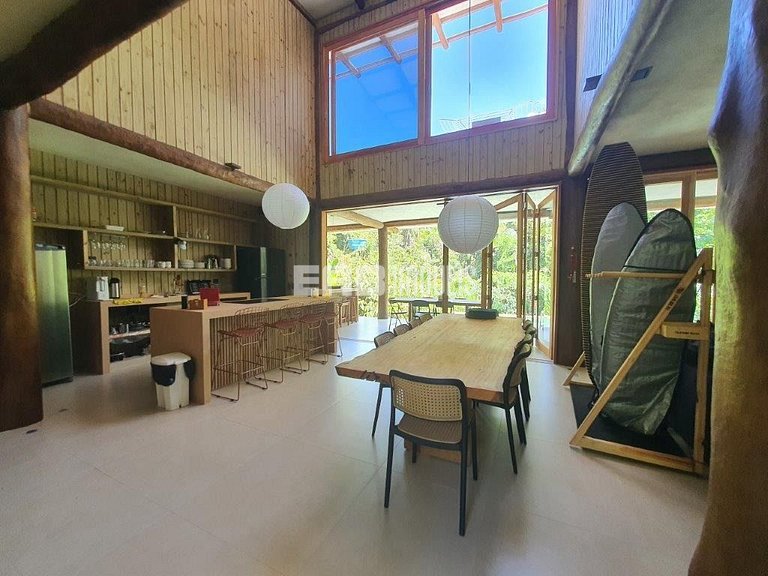 Casa com piscina e 4 suítes em Itamambuca