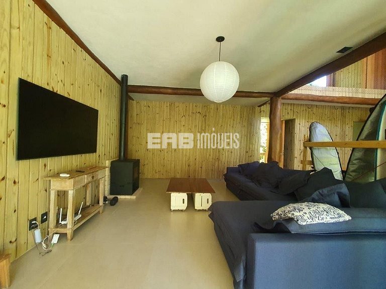 Casa com piscina e 4 suítes em Itamambuca