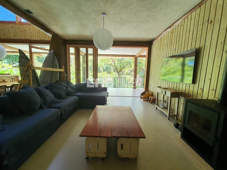 Casa com piscina e 4 suítes em Itamambuca