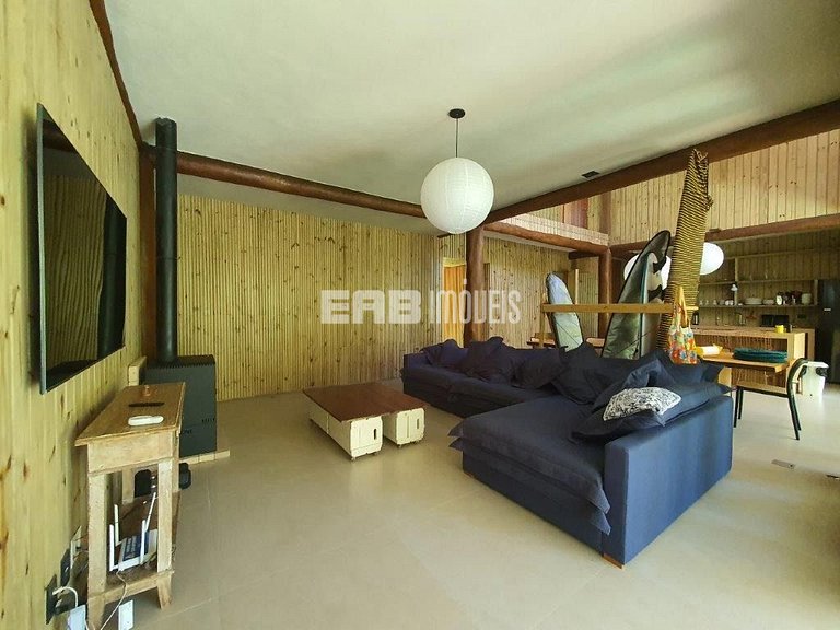 Casa com piscina e 4 suítes em Itamambuca