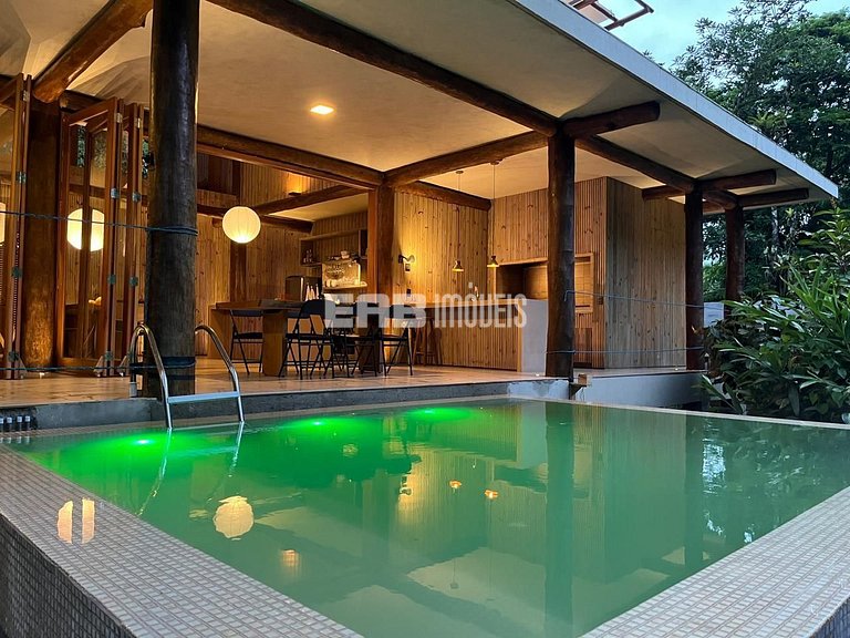 Casa com piscina e 4 suítes em Itamambuca