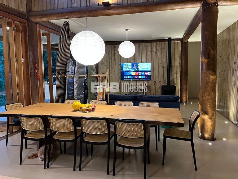 Casa com piscina e 4 suítes em Itamambuca