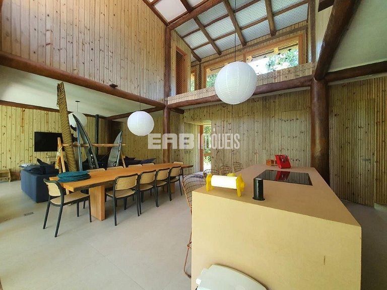 Casa com piscina e 4 suítes em Itamambuca