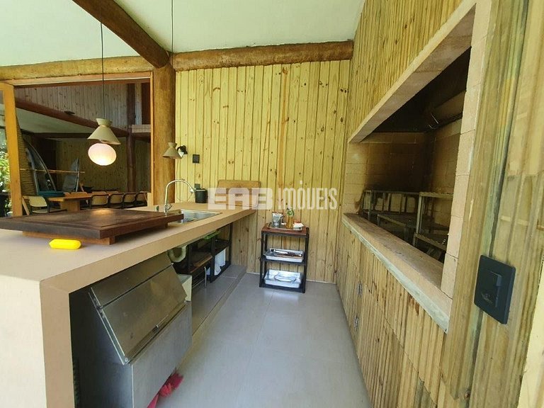 Casa com piscina e 4 suítes em Itamambuca