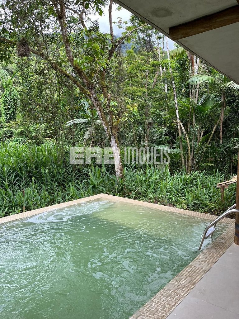 Casa com piscina e 4 suítes em Itamambuca