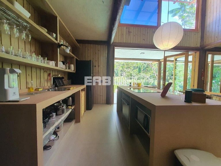 Casa com piscina e 4 suítes em Itamambuca